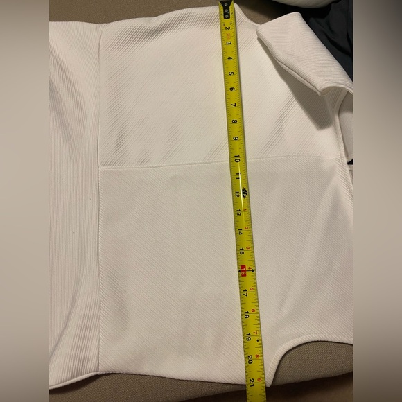 Liz Claiborne White womens sleeveless top. Great texture and shaping - Picture 7 of 8